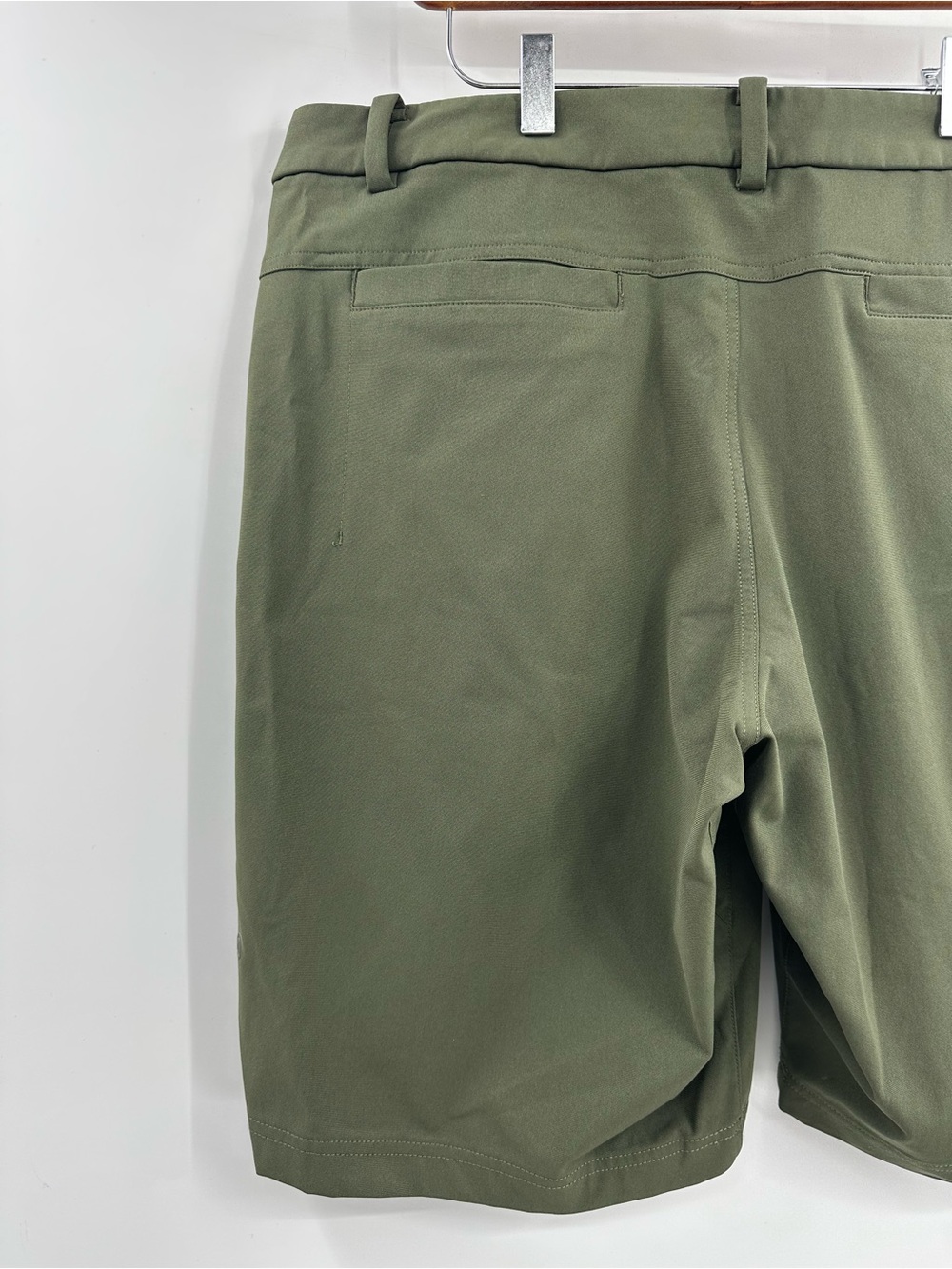 Men’s lululemon athletica Olive Green Flat-Front ABC? Shorts - Picture 5 of 9